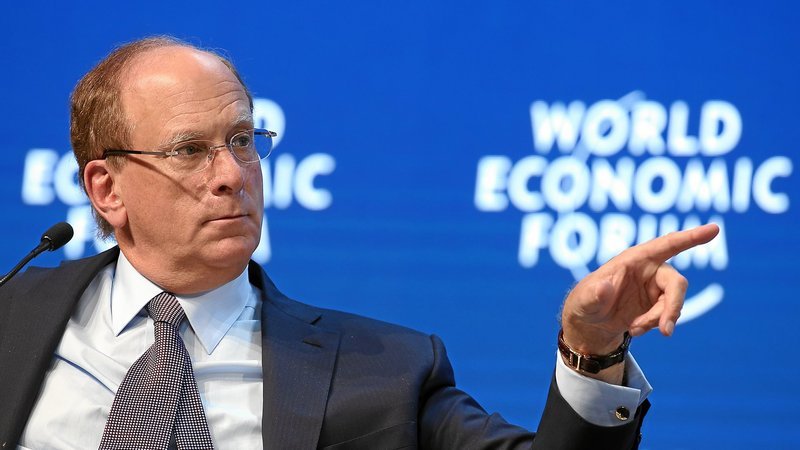Larry D. Fink ist Gründer und Vorstandsvorsitzender von BlackRock – als mächtigster Vermögensverwalter der Welt ist er regelmäßig Gast beim Weltwirtschaftsforum in Davos. – Bild: ZDF und Martin Kaeswurm. Nutzungsrecht: 13.08.2019⁠–⁠15.10.20