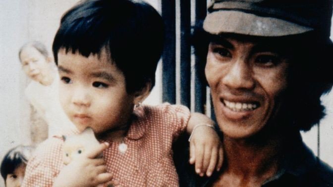Do Sanh – der letzte Film Do Sanh 1990 in Ho-Chi-Minh-Stadt (Saigon), ca 28 Jahre alt, mit seiner Tochter. – Bild: ZDF