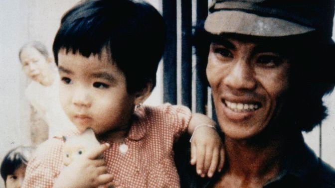 Do Sanh – der letzte Film Do Sanh 1990 in Ho-Chi-Minh-Stadt (Saigon), ca 28 Jahre alt, mit seiner Tochter. – Bild: ZDF Do Sanh – der letzte Film Do Sanh 1990 in Ho-Chi-Minh-Stadt (Saigon), ca 28 Jahre alt, mit seiner Tochter. – Bild: ZDF