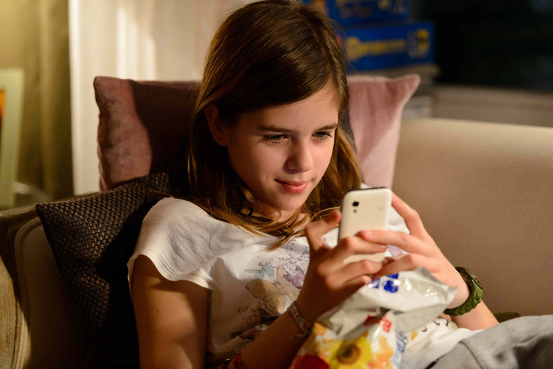 Nach der Trennung ihrer Eltern zieht sich die 12-Jährige Jessy (Jamie Bick) immer mehr in die Online-Welt zurück. Ihre neue Chat-Freundin Chrissy scheint die einzige Person zu sein, die sie versteht ... – Bild: SAT.1 Eigenproduktionsbild frei Nach der Trennung ihrer Eltern zieht sich die 12-Jährige Jessy (Jamie Bick) immer mehr in die Online-Welt zurück. Ihre neue Chat-Freundin Chrissy scheint die einzige Person zu sein, die sie versteht ... – Bild: SAT.1 Eigenproduktionsbild frei