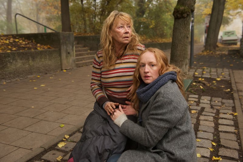 Von links: Irene (Jutta Hoffmann) wird von ihrer Tochter Nadja (Brigitte Hobmeier) gefunden und versorgt, nachdem Irene wochenlang verschwunden war. – Bild: BR/​Bernd Schuller
