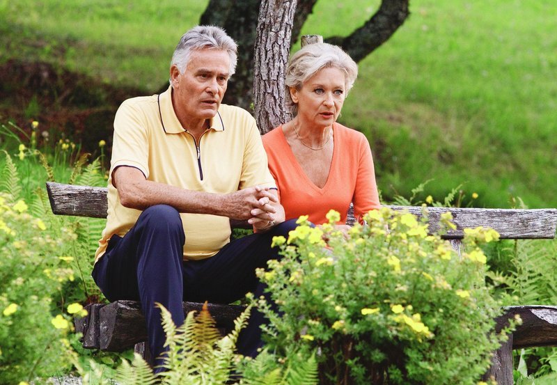 Emil Scheidegger (Klaus Wildbolz) und seine Frau Ingrid (Heidi Maria Glössner) haben sich offenbar nichts mehr zu sagen. – Bild: „ARD Degeto/die film gmbh/Lukas Unseld“ (S 2) Emil Scheidegger (Klaus Wildbolz) und seine Frau Ingrid (Heidi Maria Glössner) haben sich offenbar nichts mehr zu sagen. – Bild: „ARD Degeto/die film gmbh/Lukas Unseld“ (S 2)