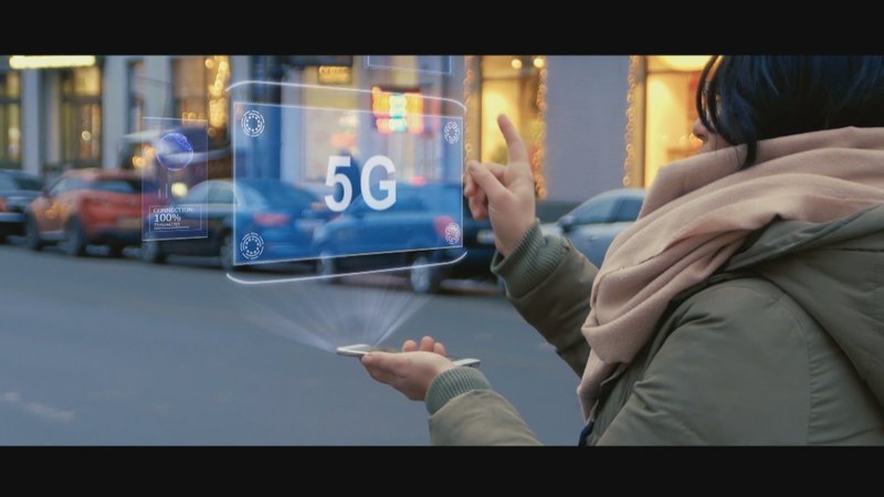 Das 5G-Netz ermöglicht laut Experten bis zu 100-mal schnelleres Surfen, stabilere Verbindungen und schnellere Reaktionswerte. – Bild: ZDF und Lagardčre Studios Distribution./​Lagardčre Studios Distribution