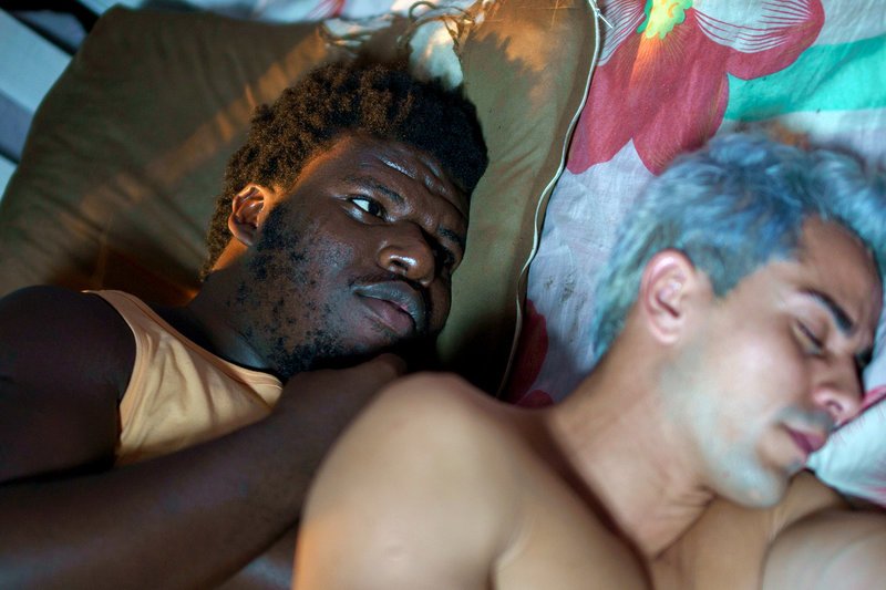 Teddybär (Digão Ribeiro, li.) verliebt sich in einen jungen Prostituierten (Rafael Braga, re.). – Bild: arte