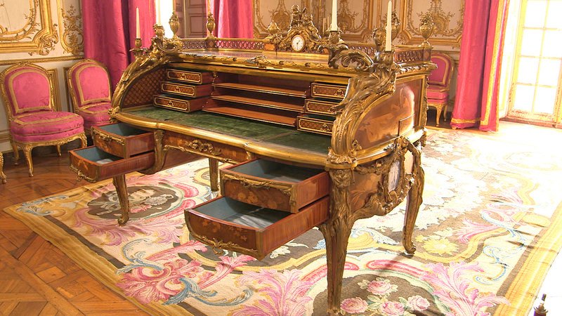 Die Dokumentation zeigt die berühmtesten Kunstgegenstände der französischen Geschichte, wie das „Bureau du Roi“, den Schreibtisch von Ludwig XV.Zur ARTE-Sendung Das Mobiliar von Versailles – Vom Sonnenkšnig bis zur Revolution 5: Die Dokumentation zeigt die berźhmtesten KunstgegenstŠnde der franzšsischen Geschichte, wie das ăBureau du RoiŇ, den Schreibtisch von Ludwig XV. Foto: ARTE France Honorarfreie Verwendung nur im Zusammenhang mit genannter Sendung und bei folgender Nennung „Bild: Sendeanstalt/​Copyright“. Andere Verwendungen nur nach vorheriger Absprache: ARTE-Bildredaktion, Silke Wšlk Tel.: +33 3 881 422 25, E-Mail: bildredaktion@arte.tvZur ARTE-Sendung Das Mobiliar von Versailles – Vom SonnenkĂ¶nig bis zur Revolution 5: Die Dokumentation zeigt die berĂĽhmtesten Kunstgegenstände der franzĂ¶sischen Geschichte, wie das â€žBureau du Roiâ€ś, den Schreibtisch von Ludwig XV. Foto: ARTE France Honorarfreie Verwendung nur im Zusammenhang mit genannter Sendung und bei folgender Nennung „Bild: Sendeanstalt/​Copyright“. Andere Verwendungen nur nach vorheriger Absprache: ARTE-Bildredaktion, Silke WĂ¶lk Tel.: +33 3 881 422 25, E-Mail: bildredaktion@arte.tv – Bild: ARTE France