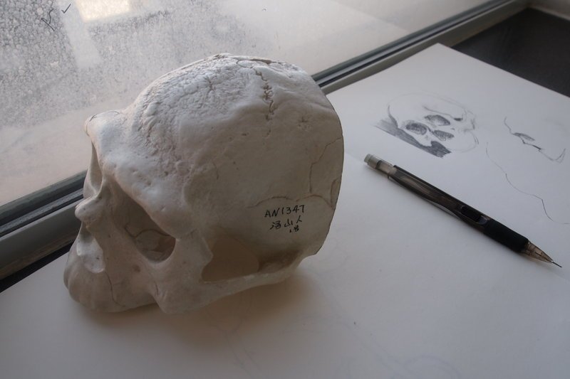 Eine archäologische Sensation: die Entdeckung von Überresten im sibirischen Altai-Gebirge führt zu dem Schluss, dass neben den Neandertalern und den modernen Menschen ein weiteres Wesen mit ihnen koexistierte. – Bild: ZDF und 2011 NGHT Eine archäologische Sensation: die Entdeckung von Überresten im sibirischen Altai-Gebirge führt zu dem Schluss, dass neben den Neandertalern und den modernen Menschen ein weiteres Wesen mit ihnen koexistierte. – Bild: ZDF und 2011 NGHT