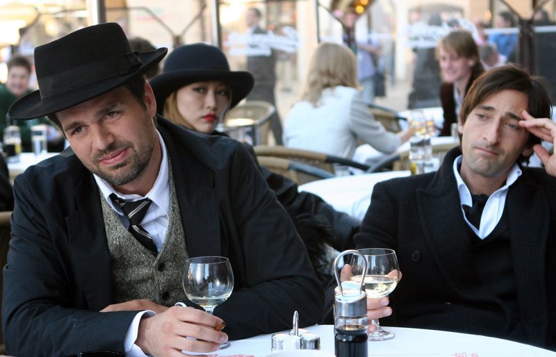 Nachdem ihr großer Plan gescheitert ist, müssen Stephen (Mark Ruffalo, li.), Bloom (Adrien Brody) und Bang Bang (Rinku Kikuchi) erstmal ihre Wunden lecken. – Bild: rbb/Degeto Nachdem ihr großer Plan gescheitert ist, müssen Stephen (Mark Ruffalo, li.), Bloom (Adrien Brody) und Bang Bang (Rinku Kikuchi) erstmal ihre Wunden lecken. – Bild: rbb/Degeto