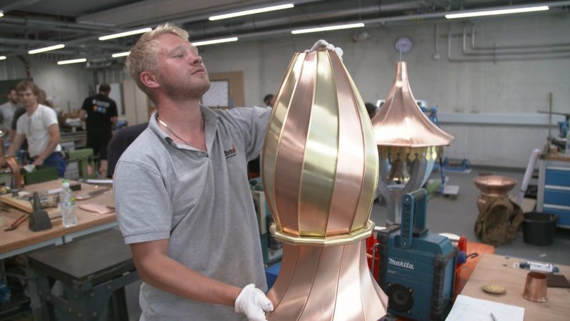 Im neuen Ausbildungszentrum der Münchner Handwerksinnung feilen 14 Spengler an ihren kunstvollen Meisterstücken. – Bild: ZDF und BSP/​Sandra Loeper.