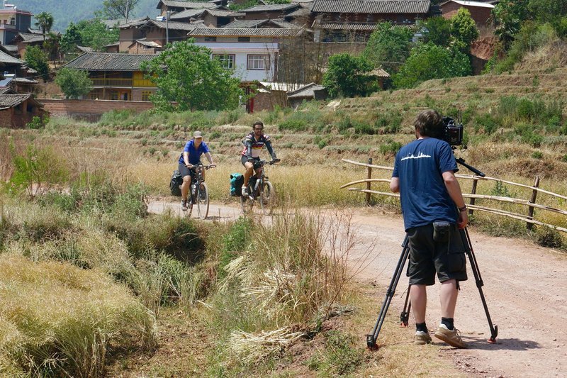 Kristian Baum filmt Ariane Reimers und Ronald Schütze. – Bild: PHOENIX/​NDR/​ARD Studio Peking