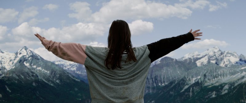 Anstatt sich helfen zu lassen, reißt Amelie (Mia Kasalo) aus der Klinik aus. Sie flüchtet dorthin, wo sie garantiert niemand vermutet: Bergauf. – Bild: rbb/Lieblingsfilm/Martin Schlecht Anstatt sich helfen zu lassen, reißt Amelie (Mia Kasalo) aus der Klinik aus. Sie flüchtet dorthin, wo sie garantiert niemand vermutet: Bergauf. – Bild: rbb/Lieblingsfilm/Martin Schlecht