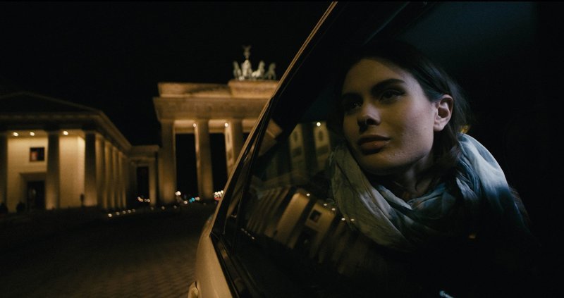 Carolina Thiele auf ihrer Reise durch das Berliner Nachtleben. – Bild: rbb media