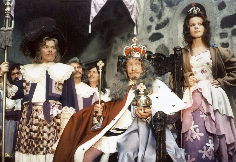 Mit List bringt ein Bauernbursche die verwöhnte, angeblich stumme Königstochter zum Sprechen. König (Josef Kemr), Prinzessin (Jorga Kotrbova) – Bild: MDR