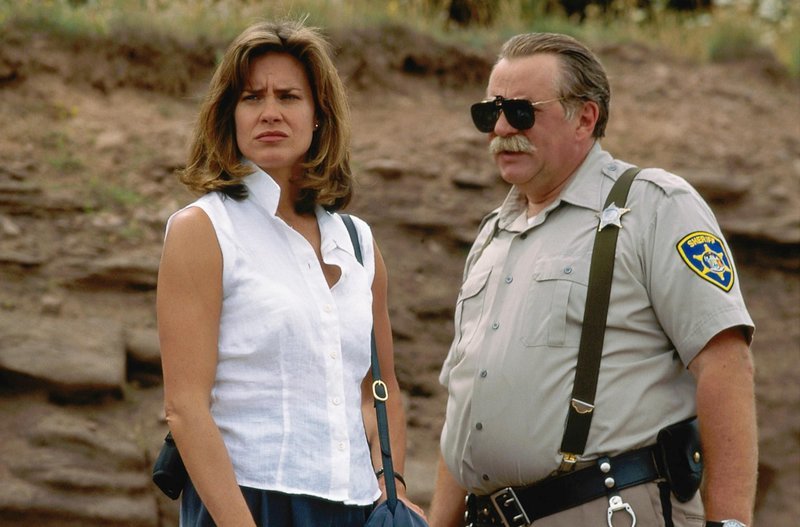 Sheriff Norris (Vlasta Vrana) ist überzeugt, dass Sonya (Catherine Mary Stuart) das nächste Opfer des Killers wird. – Bild: VOX