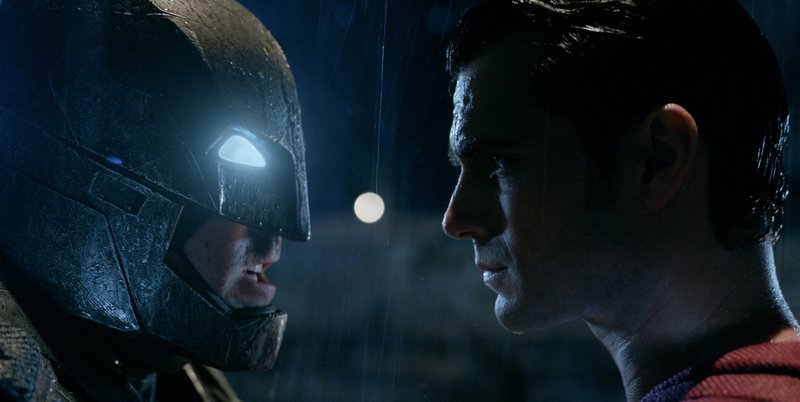 From left: Bruce Wayne /​ Batman (Ben Affleck) and Clark Kent /​ Superman (Henry Cavill). – Bild: 2016 Warner Bros. Entertainment Inc. and Ratpac-Dune Entertainment Inc. BATMAN V SUPERMAN: DAWN OF JUSTICE and all related characters and elements are trademarks of and © DC Comics. All rights reserve