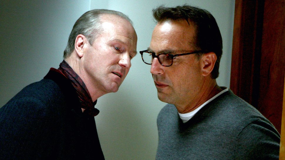 Der Familienvater und erfolgreiche Geschäftsmann Earl Brooks (Kevin Costner, re.) führt ein mörderisches Doppelleben: Getrieben von seinem Alter Ego Marshall (William Hurt) wird Brooks zum eiskalten Mörder. – Bild: RTL Zwei