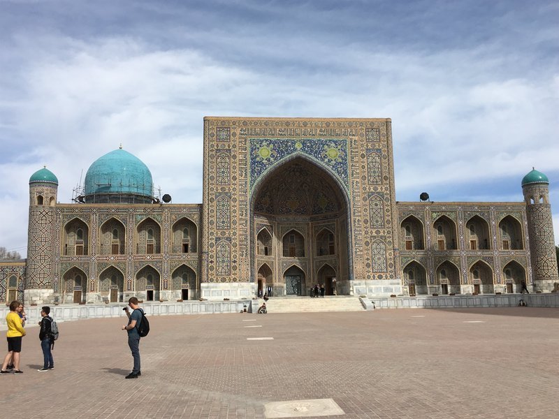 Die Stadt Samarkand in Usbekistan zieht mit ihren Prachtbauten an der Seidenstraße zunehmend Touristen an. – Bild: ZDF und Phoebe Gaa.