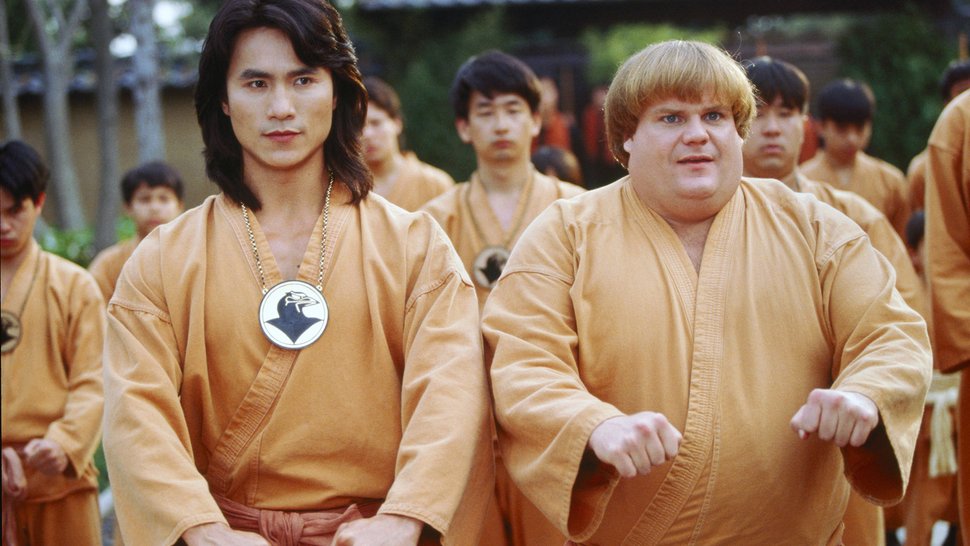 Als ein Waisenkind an Japans Küste gespült wird, glaubt man, endlich den Krieger aus einer alten Legende gefunden zu haben. Der Junge wird auf den Namen Haru getauft und in eine Ninja-Schule geschickt. Es gibt allerdings einen Haken: Haru ist beleibt, tollpatschig und auch sein Kampfgeist hält sich in überschaubaren Grenzen.. (Foto: Robin Shou, li.; Chris Farley, re.) – Bild: RTL Zwei