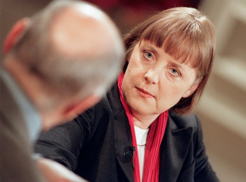 Die Sendung zeigt zahlreiche Ausschnitte aus 12 Jahren des WDR-Talks „Boulevard Bio“: Alfred Biolek mit Gast Angela Merkel zum Thema: „Politik frisst Seele auf“. (Sendung vom 25.01.00) – Bild: WDR/​Hajo Hohl