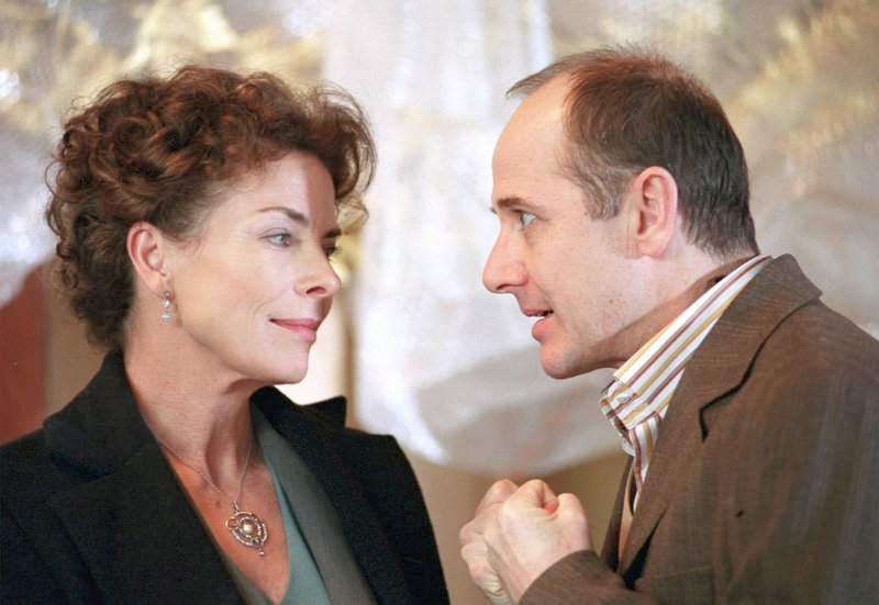 Karrierefrau Katarina (Gudrun Landgrebe) und ihr charmanter Kollege Gerd (Ulrich Mühe). – Bild: HR/​ARD/​Degeto/​Conny Klein