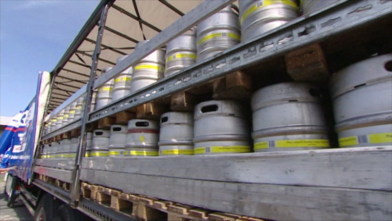 Drei voll mit deutschem Bier beladene Trucks sorgen für volle Gläser auf der mallorquinischen Partymeile. – Bild: N24 Doku