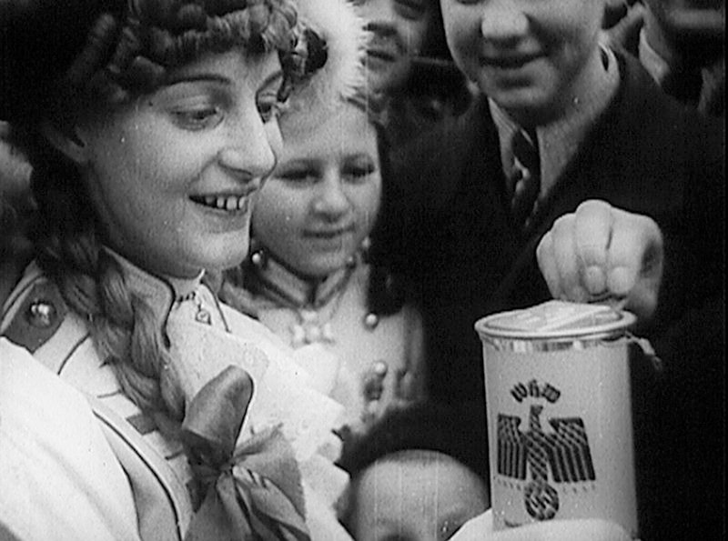 Karnevalisten sammeln für das Winterhilfswerk der NSDAP. – Bild: WDR
