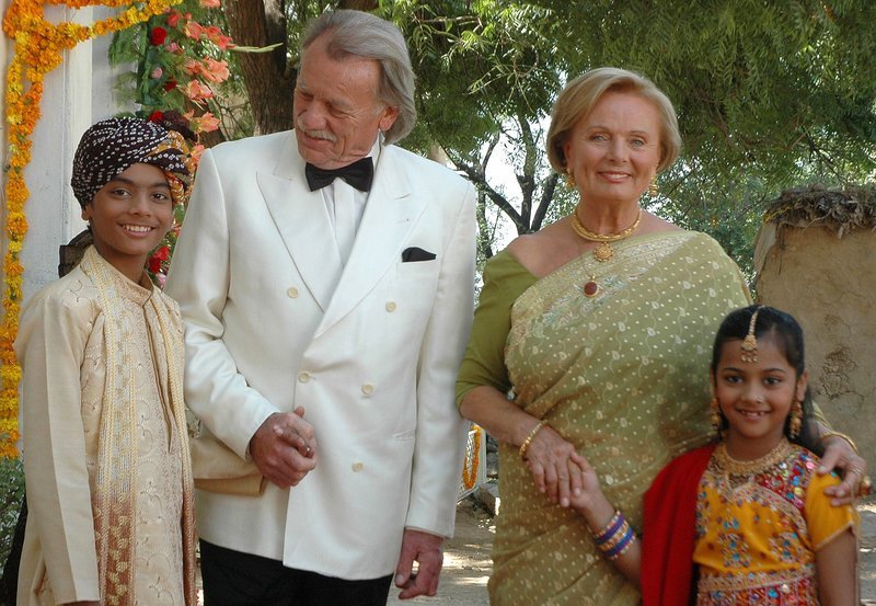 Fein herausgeputzt: Anna Landsberg (Ruth Maria Kubitschek), Ferdinand (Franz Buchrieser) und die beiden Straßenkinder Raja (Aafia Tayebali) und Rahut (Zaki Tayebali) auf dem Weg zur Hochzeitsfeier. – Bild: hr-fernsehen