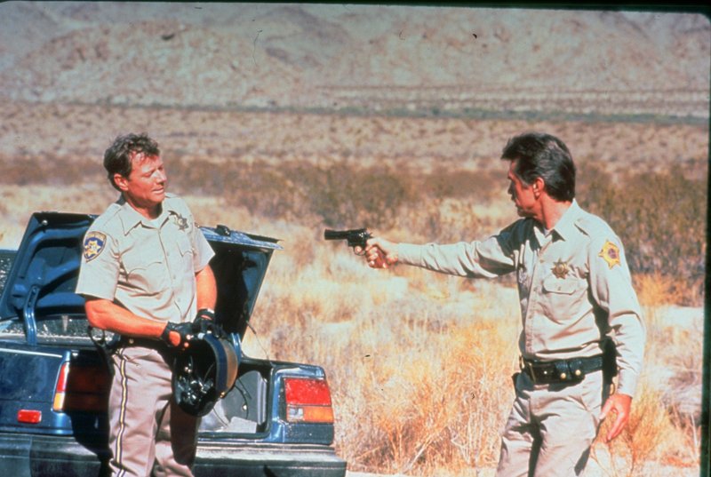 Auf dem Highway stellt Sheriff Brodie (Tom Skerritt, r.) dem wahnsinnigen Donnelly (Michael Parks, l.) eine Falle. – Bild: ZDF und Geoffrey Schaaf
