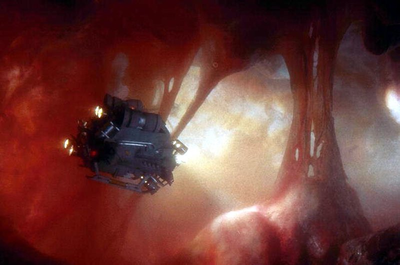 Ein Mann sieht rot: In miniaturisierter Form unterwegs im Körper eines anderen: Tuck (Dennis Quaid) ... – Bild: Warner Bros. Lizenzbild frei Ein Mann sieht rot: In miniaturisierter Form unterwegs im Körper eines anderen: Tuck (Dennis Quaid) ... – Bild: Warner Bros. Lizenzbild frei
