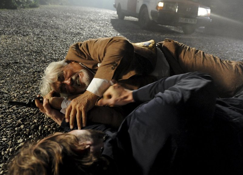 Richard (Mario Adorf) und Christian (David Rott) kämpfen um die Waffe. – Bild: ZDF und Elke Werner