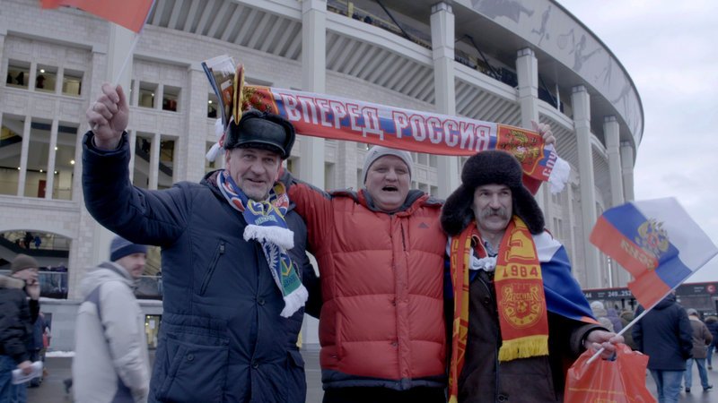 Vorfreude vor Moskaus Luschniki-Stadion, dem drittgrößten Fußballtempel Europas. Hier finden am 14. Juni das Eröffnungsspiel und am 15. Juli das WM-Finale statt. – Bild: ZDF und Jon Adelsten