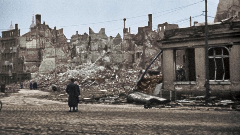 Gezielte Luftangriffe der britische Royal Air Force legte Dresden in Schutt und Asche . – Bild: ORF