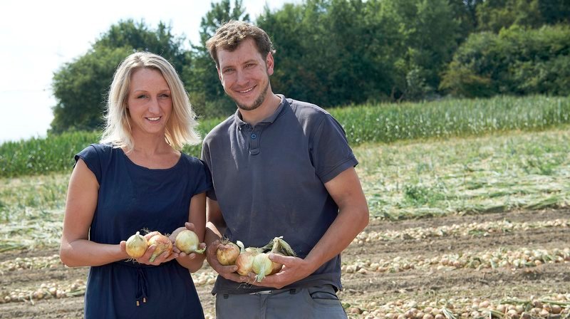 Gastgeberin Alina Schmittgen und Philipp Maaßen vom Bauernhof Maaßen in Kirchhellen. – Bild: WDR/​Melanie Grande