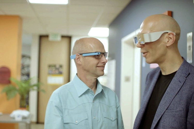 Sebastian Thrun (li.), Entwickler von Google Glass, und Mario Sixtus (re.) sind gemeinsam mit Datenbrillen unterwegs. – Bild: ZDF /​ © Harald Schmuck