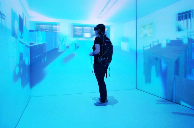 Im 3D-Multisensoriklabor CAVE, einem virtuellen Raum im Psychologischen Institut der Universität Würzburg, sollen Lichtimpulse und elektrische Reize auf der Haut eine körperliche Furchtreaktion auslösen. – Bild: arte