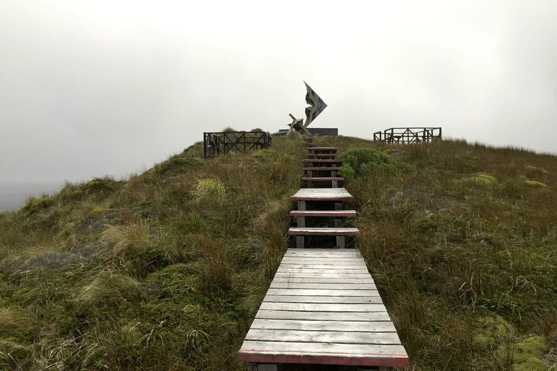 Blick auf das zerstörte Albatros-Monument auf Kap Hoorn zum Gedenken an die verunglückten Seeleute rund um das Kap. – Bild: HR/Monika Birk Blick auf das zerstörte Albatros-Monument auf Kap Hoorn zum Gedenken an die verunglückten Seeleute rund um das Kap. – Bild: HR/Monika Birk