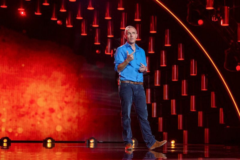 Johann König präsentiert sein aktuelles Bühnenprogramm  „Milchbrötchenrechnung“ und holt sein Publikum da ab, wo es gar nicht ist. – Bild: MG RTL D /​ Guido Schröder