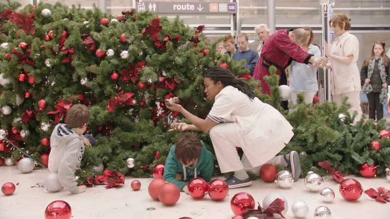 Der Weihnachtsbaum des Krankenhauses ist umgefallen. – Bild: WDR/​Shooting Star Filmcompany BV/​Launch Works