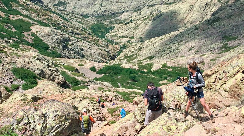 Schwierige Dreharbeiten für Kamera und Ton auf Europas anspruchsvollsten Wanderweg GR 20 in den Bergen Korsikas. – Bild: WDR/​Mathias Werth