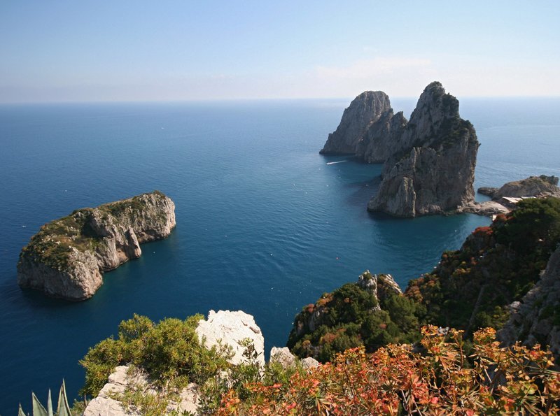 PHOENIX DER GOLF VON NEAPEL, „Eine Verführung“, am Freitag (15.08.14) um 19:15 Uhr.
Wo Goethe in Seenot geriet – die Faraglioni-Felsen von Capri. – Bild: PHOENIX/SWR/Stefan Kudzinski PHOENIX DER GOLF VON NEAPEL, „Eine Verführung“, am Freitag (15.08.14) um 19:15 Uhr.
Wo Goethe in Seenot geriet – die Faraglioni-Felsen von Capri. – Bild: PHOENIX/SWR/Stefan Kudzinski