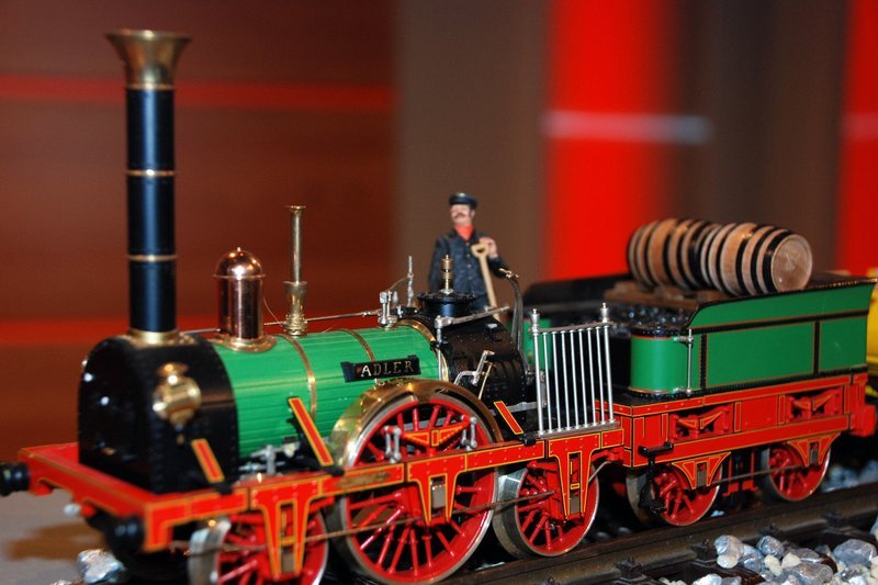Der Adler war die erste Lokomotive, die kommerziell erfolgreich im Personenverkehr und später auch im Güterverkehr in Deutschland fuhr. – Bild: SWR/​Brigitte Karwath