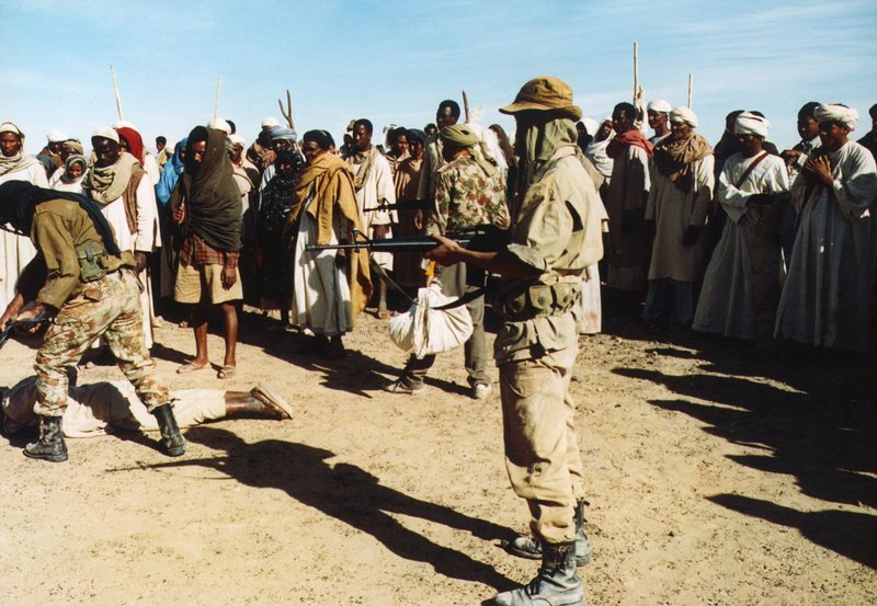 Auf dem langen Marsch vom Sudan durch die Wüste nach Europa kommt es zu Überfällen von marodierenden Soldateska, Beduinen und Räubern. Issa al Mahdi (Malik Bowens) wird dabei verletzt. – Bild: NDR/​BBC/​Behm