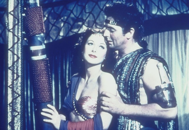 Zuerst verrät sie ihn, dann liebt sie ihn doch – Samson (Victor Mature) und Delilah (Hedy Lamarr)… – Bild: Paramount Pictures Corporation Lizenzbild frei