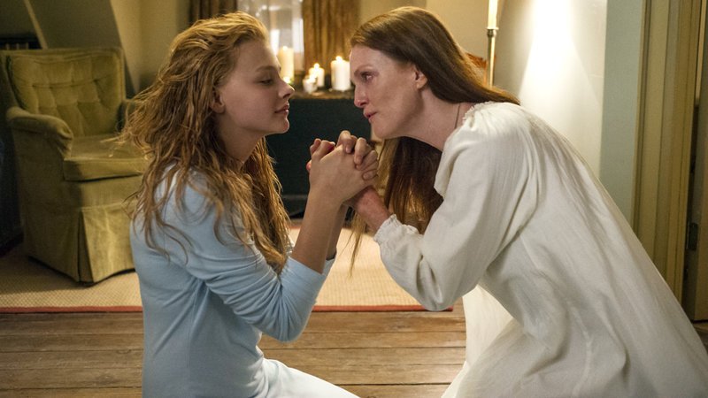 Die sechzehnjährige Carrie White (Chloë Grace Moretz) leidet unter dem religiösen Fanatismus ihrer Mutter (Julianne Moore). Von ihren Mitschülerinnen wird das Mädchen gemieden und als Freak beschimpft. – Bild: RTL Zwei