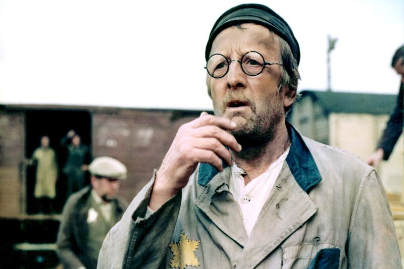 Immer wieder spricht Kowalski (Erwin Geschonneck) Jakob auf das Radio an. – Bild: ZDF / © Progress Film/Herbert Kroiss Immer wieder spricht Kowalski (Erwin Geschonneck) Jakob auf das Radio an. – Bild: ZDF / © Progress Film/Herbert Kroiss
