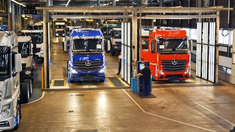 Bildunterschrift: Alle drei Minuten entsteht im LKW-Montagewerk in Wörth am Rhein ein neuer Lastkraftwagen. – Bild: N24 Doku