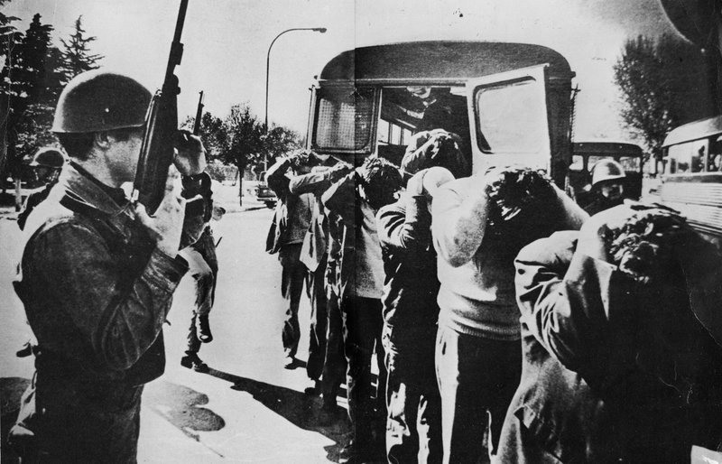 Die chilenische Armee verhaftet Demonstranten nach dem Putsch vom 11. September 1973. – Bild: ARTE France