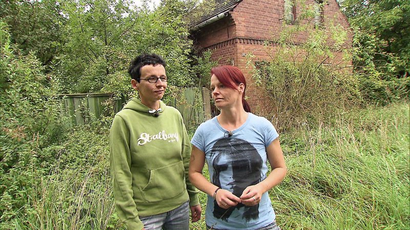 Antje (re.) und Peggy wollen sich ihren lang gehegten Wunsch nach einem eigenen Bauernhof erfüllen. Also kündigen sie ihre Wohnung und machen sich auf die schwierige Suche nach ihrem Traumobjekt. Als sie schließlich Hals über Kopf in ihr neues Zuhause einziehen, merken sie zu spät, dass sie die Katze im Sack gekauft haben. – Bild: RTL II