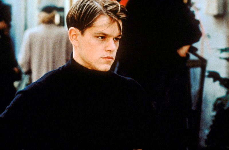 Der Emporkömmling Tom Ripley (Matt Damon) schleicht sich geschickt in das Leben eines reichen Unternehmersohnes ein. – Bild: ZDF /​ © Kineos