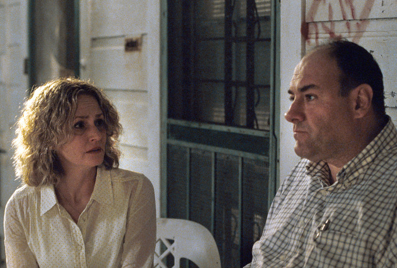 Seit dem tragischen Unfalltod ihrer Teenager-Tochter leben Doug Riley (James Gandolfini) und seine Frau Lois (Melissa Leo) stoisch aneinander vorbei. – Bild: ARD Degeto/WTTR Productions, LLC Seit dem tragischen Unfalltod ihrer Teenager-Tochter leben Doug Riley (James Gandolfini) und seine Frau Lois (Melissa Leo) stoisch aneinander vorbei. – Bild: ARD Degeto/WTTR Productions, LLC