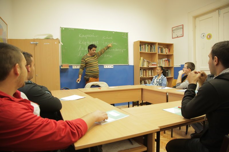 János Orsós mit Schülern im Klassenzimmer. – Bild: ZDF und Stefan Ludwig